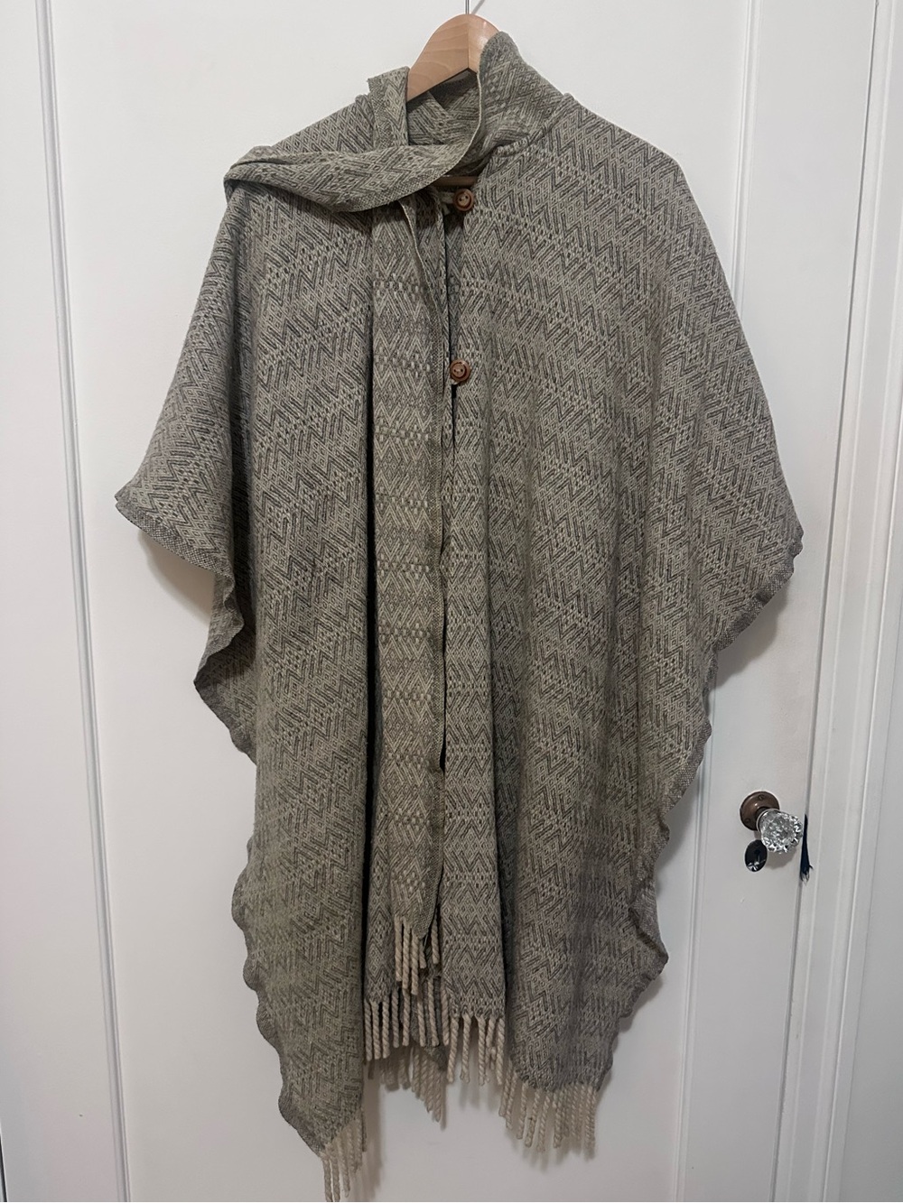 Artilana vintage 100% wool handmade Mexican fringed beige/gray poncho - one size